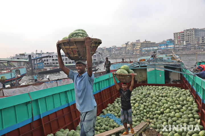 수박선에서 수박 옮기는 노동자들