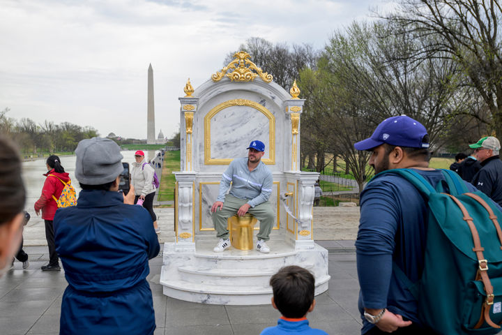 트럼프의 리모델링 집착 조롱하는 황금 변기 등장 [뉴시스Pic]