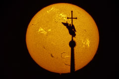 태양 활동 영역 배경으로 서 있는 풍향계