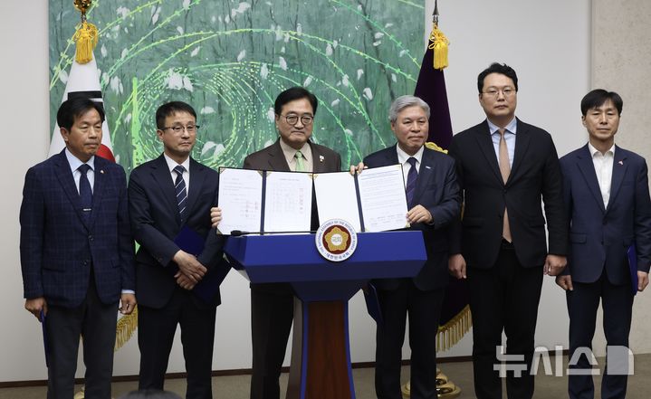 '국민의힘 제외' 우원식 의장, 6개 정당과 개헌안 공동 발의 작업 착수 [뉴시스Pic]