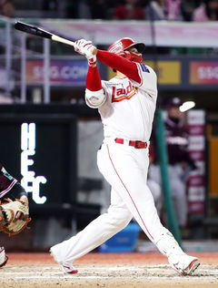 '잠실 홈런왕' 출신 SSG 김재환, 익숙한 잠실서 시즌 2호 홈런 '쾅'