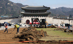 광화문광장, 봄맞이 겸 BTS 공연 후 원상 복구 위해 잔디 교체 [뉴시스Pic]