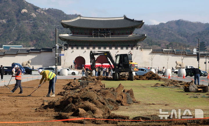 광화문광장, 봄맞이 겸 BTS 공연 후 원상 복구 위해 잔디 교체 [뉴시스Pic]