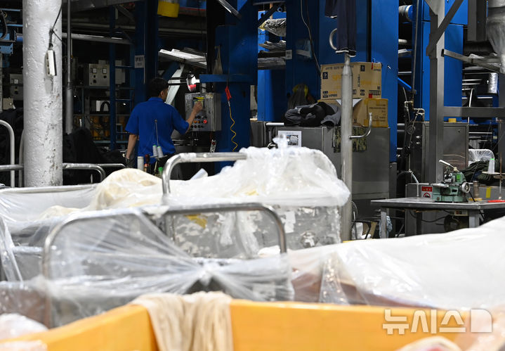 "공포의 4월 현실화 됐다" 휘청이는 중기