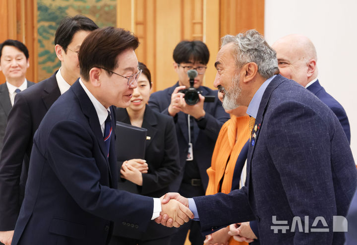 이재명 대통령, 美하원 의원단 접견 '美제조업 부흥·역할 확대에서 韓 최선의 역할 다할 것' [뉴시스Pic]