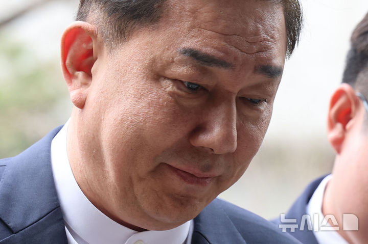 20일 만에 경찰 출석한 김병기 "무혐의 입증할 것" [뉴시스Pic]