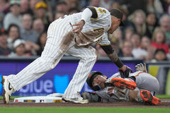 콘택트 되는데 힘 빠진 타구만 속출…'1할 타율' 이정후의 고민