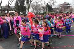 환영 속 첫 등교하는 북한 소학교 신입생들