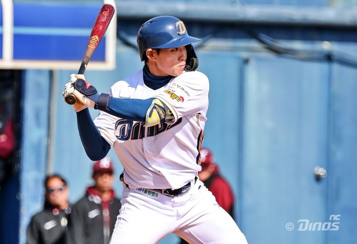 NC '슈퍼 루키' 신재인, 롯데전 8회 동점 투런포…2026 신인 첫 홈런