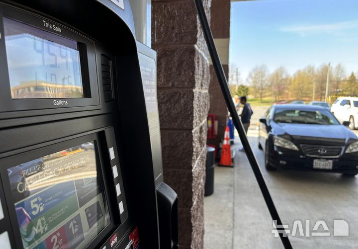 이란 전쟁 여파로 미국 평균 휘발유 가격 4달러 넘어