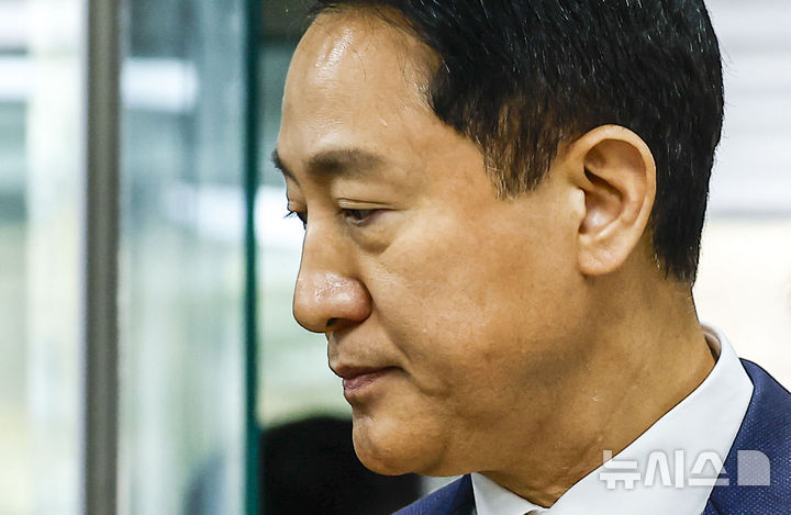 여론조사비 대납 의혹 공판 출석한 오세훈… 김영선 증인신문 [뉴시스Pic]