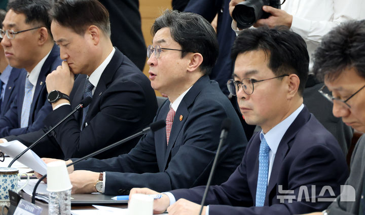 발언하는 이억원 금융위원장