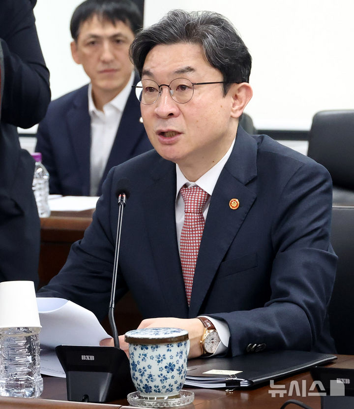 발언하는 이억원 금융위원장