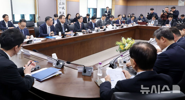 정부서울청사에서 열린 가계부채 점검회의