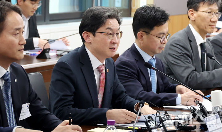 발언하는 이억원 금융위원장