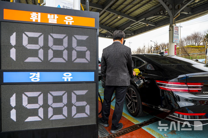 [1보]3월 석유류 가격 9.9% 급등…소비자물가 2.2%↑