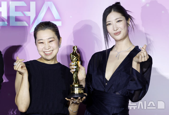 아카데미 트로피 함께 든 매기 강-이재