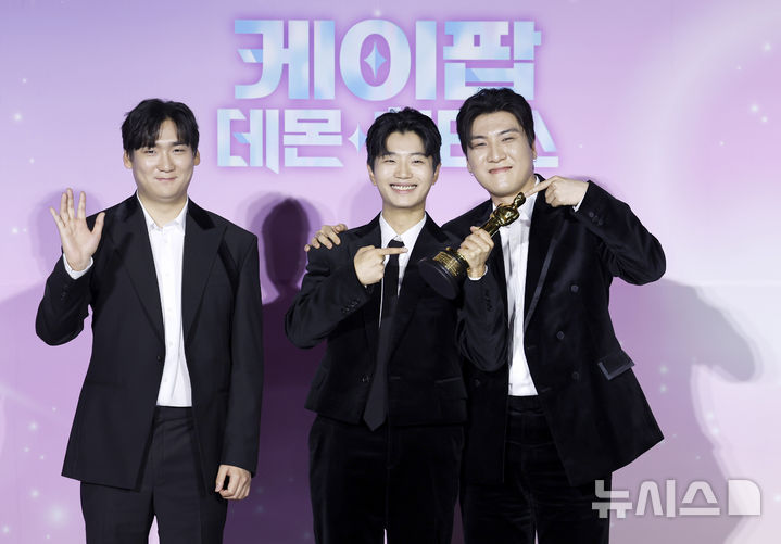 포즈 취하는 프로듀서 IDO