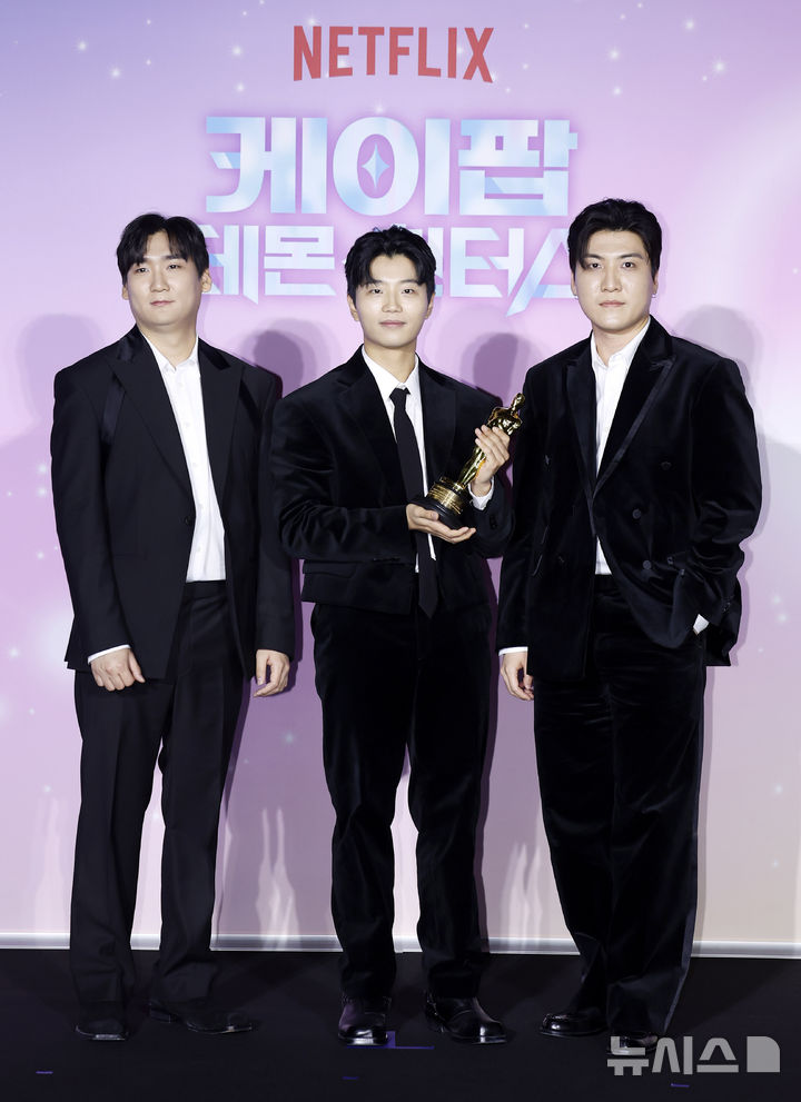 포즈 취하는 프로듀서 IDO