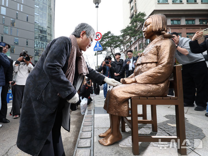 6년 만에 바리케이드 벗어난 평화의 소녀상 [뉴시스Pic]