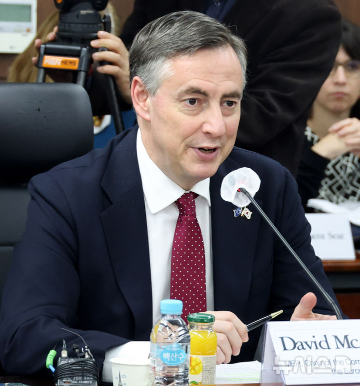 정동영 장관 찾은 데이비드 맥얼리스터 EU의회 외교위원장