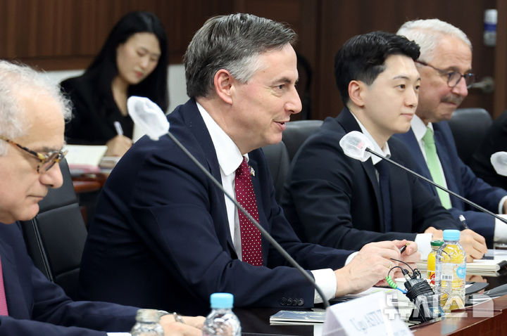 정동영 장관 찾은 데이비드 맥얼리스터 EU의회 외교위원장