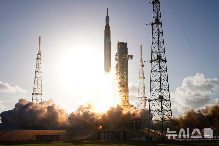 '54년 만에 달로' 美 유인 달 궤도 탐사 아르테미스 2호 발사 [뉴시스Pic]