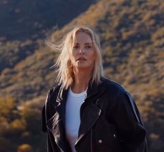 '50세' 샤를리즈 테론, 무결점 몸매…'소량 다회' 식단 정말 살 빠질까