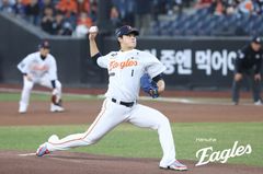 만루포에 무너졌던 한화 문동주, 두 번째 등판서는 다를까