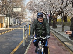 우 의장, 차량 5부제에 자전거 출근…"국회의원들 동참해야"