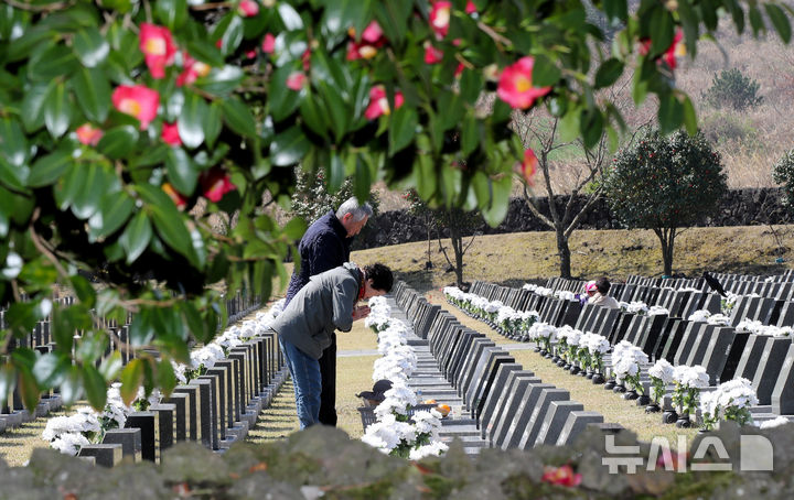'잊지 못하는 그날' 제주 4·3 추념식 앞두고 유족들 발걸음 [뉴시스Pic]