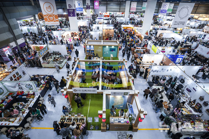 '번뇌 닦기' 수건 동나고, 마음 처방전 줄섰다…'힙불교' 진풍경