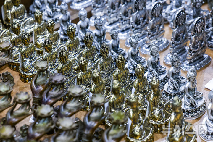 다양한 소재로 만들어진 불상