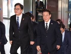 이 대통령 "헌법 너무 오래돼…순차적으로 고쳐나가는 것 고려할 만 해"