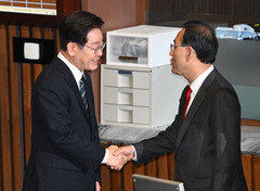 "여야 손잡고 나아가자" 당부한 李대통령…국힘 의원과 악수도