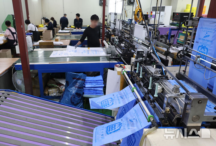 나프타 수급 불안에 종량제봉투도 불안