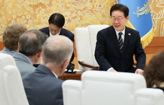 이 대통령 "한반도 방위 자력으로 하는 게 마땅하다 판단"…美 상원의원단 접견