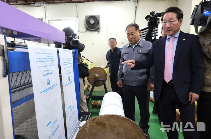 유정복 시장, 종량제봉투 생산공장 현장점검