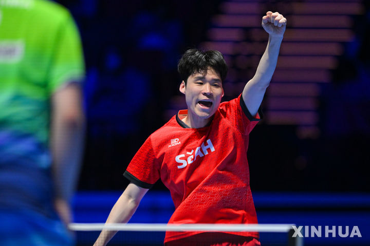 득점에 환호하는 장우진, 마쓰시마에 역전패