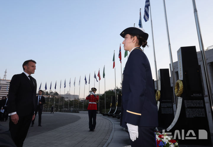 마크롱 프랑스 대통령, 전쟁기념관 유엔참전비 헌화