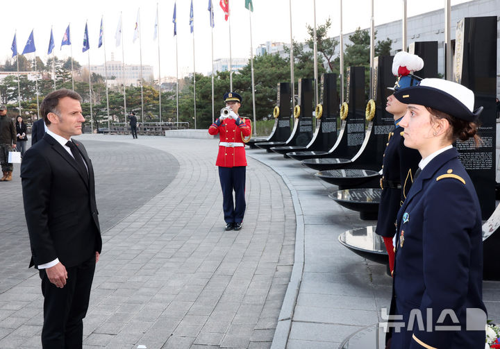 마크롱 프랑스 대통령, 전쟁기념관 유엔참전비 헌화