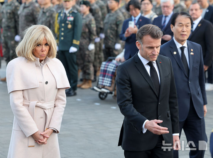 이동하는 마크롱 프랑스 대통령 내외