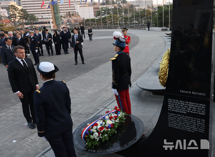 국빈 방한 마크롱 프랑스 대통령, 프랑스 유엔참전비 헌화