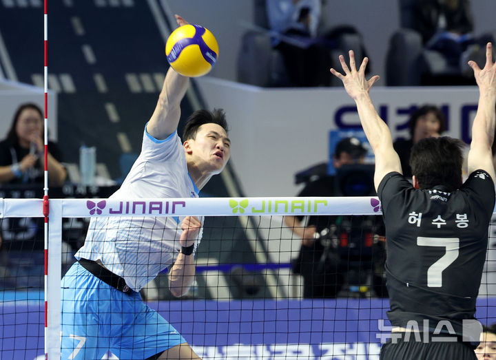 허수봉 상대로 공격하는 임동혁