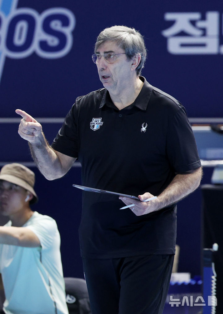 작전 지시하는 필립 감독