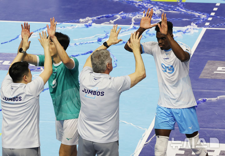 헤난 감독과 승리 기뻐하는 마쏘