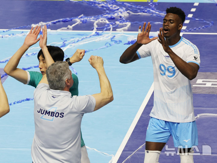 헤난 감독과 승리 기뻐하는 마쏘