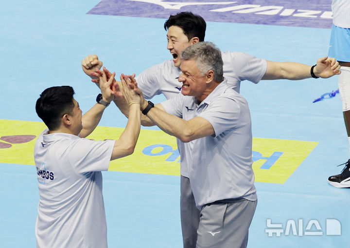 1차전 승리 기뻐하는 헤난 감독