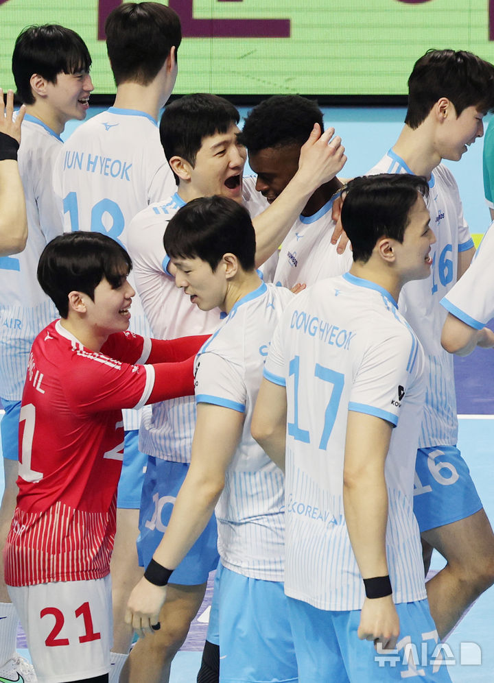 마쏘와 승리 축하하는 정지석