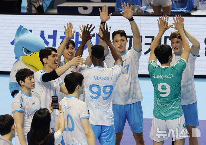 마쏘와 승리 축하하는 대한항공 선수들